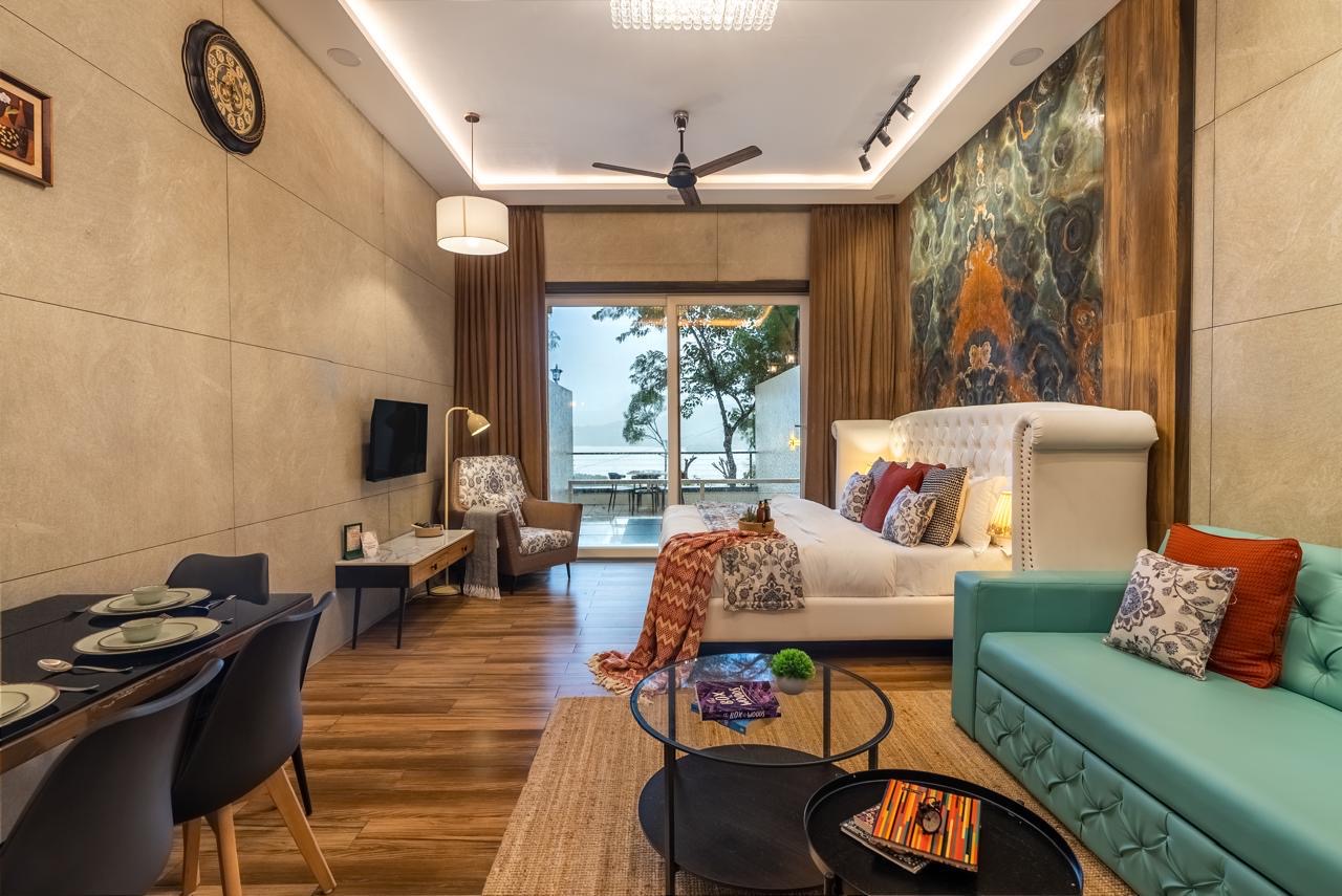 La Sole – Couple Lakeview Suites